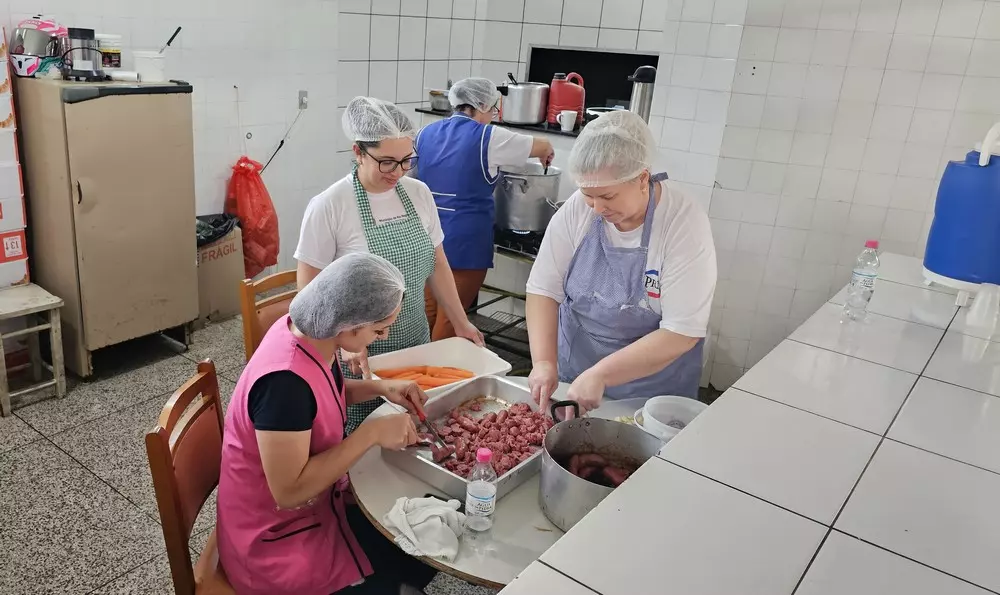 Voluntários ajudam com a alimentação no abrigo municipal de Rio Negro